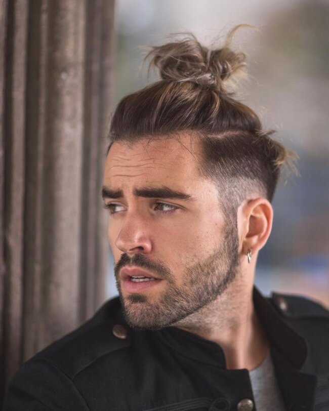 21 Stylish Twist Hairstyles for Black Men: A Definitive Grooming Guide 22 Top Knot with Highlights and Undercut 650x812 1