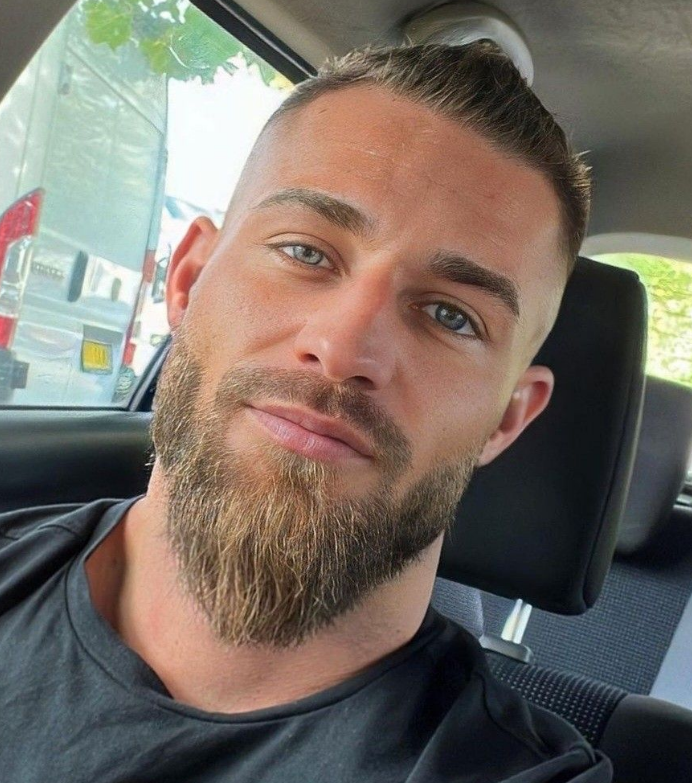 10 Ducktail Beard: How to Grow, Style and Maintain This Signature Look 4 ducktail long beard