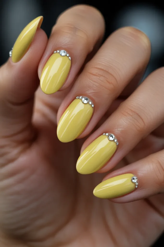 yellow chrome nails with subtle rhinesto 2tsAHfdRSx M2zlgGxoXgA f9e9RBI5ThGL5VsWQ5Vu1g